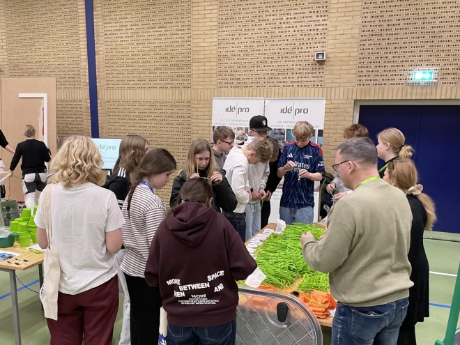 Hvad laver en plastmager?