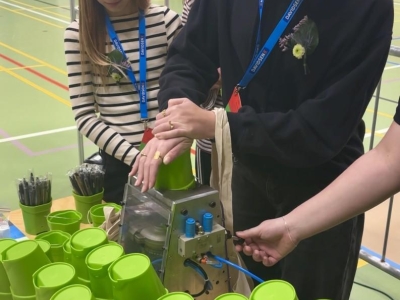 Hvad laver en plastmager?